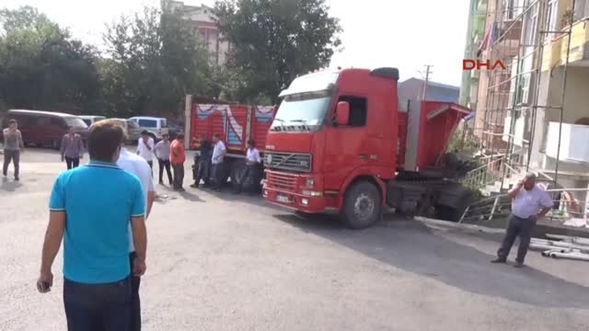 Tamir Etmek İstediği Tır\'ın Altında Can Verdi