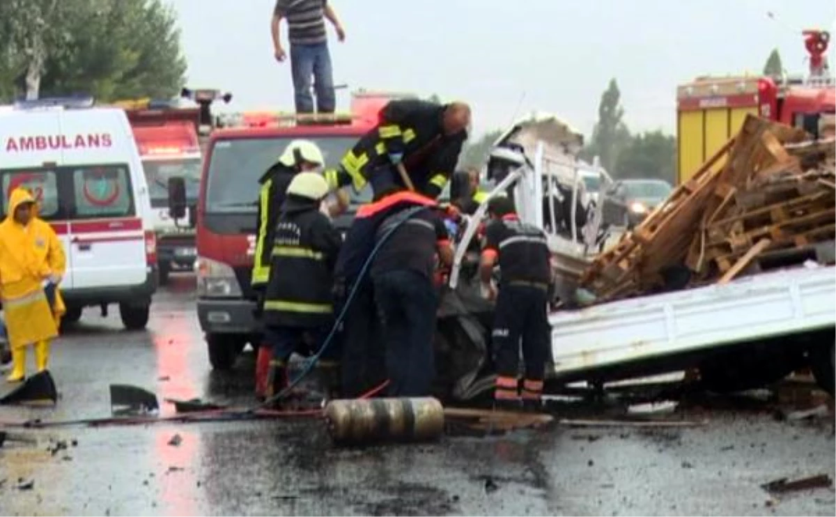 Tır ile Kamyonet Kafa Kafaya Çarpıştı: 4 Ölü, 1 Yaralı