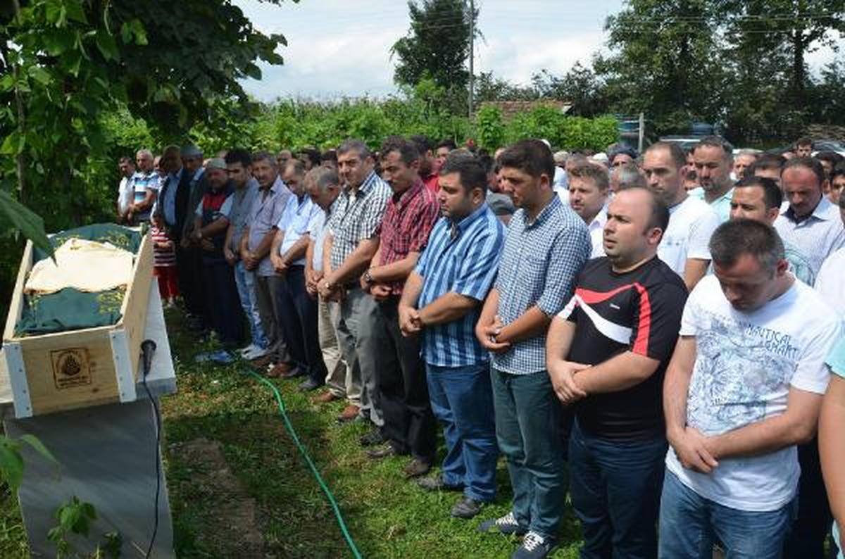Üniversite Kaydı Sırasında Kalp Krizinden Ölen Genç Toprağa Verildi