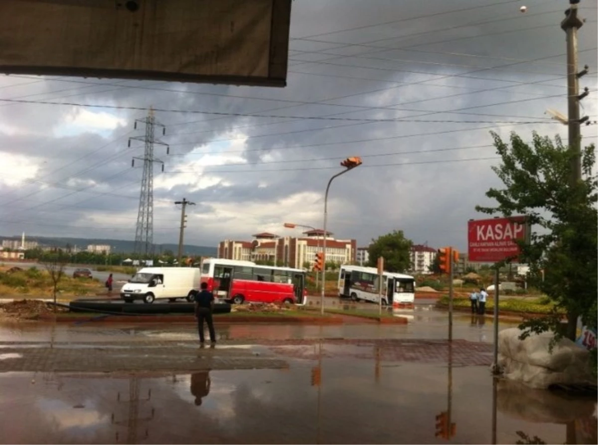 Antalya\'da Sağanak Yağış Hayatı Olumsuz Etkiledi