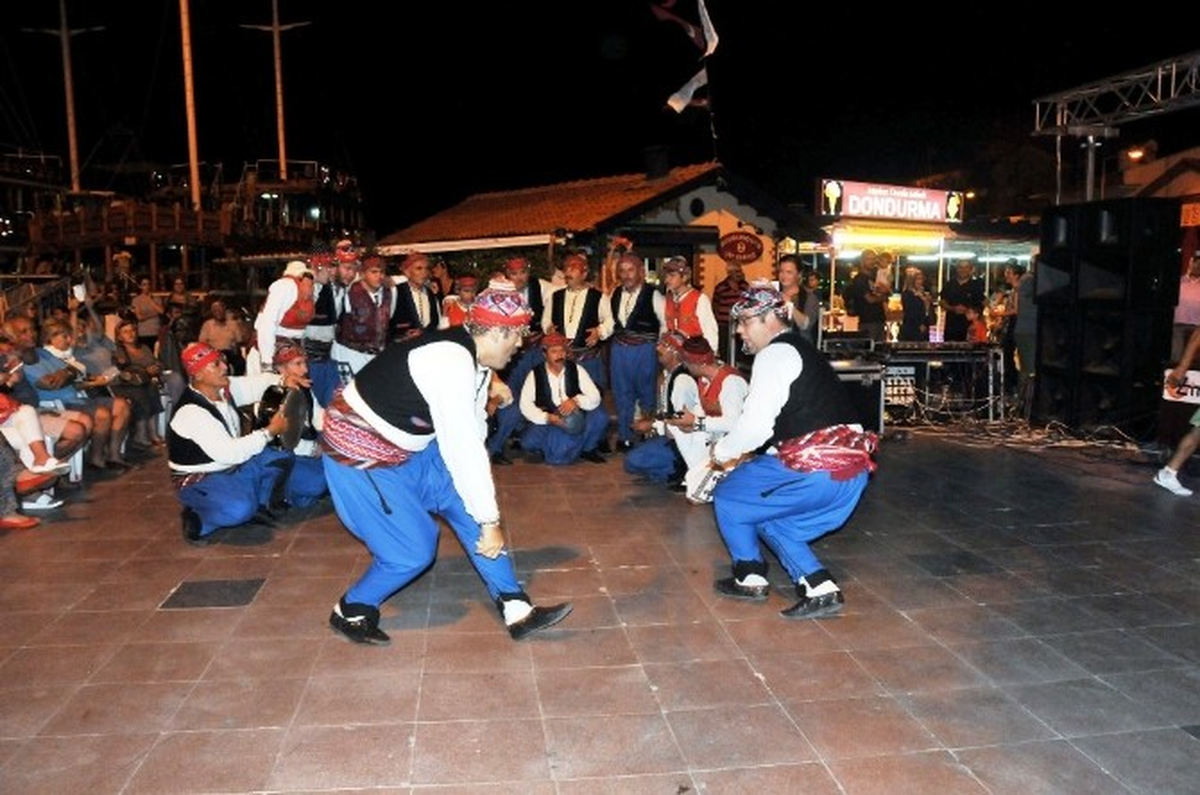 Ayvalık\'ta Barana Topluluğundan Coşkulu Konser