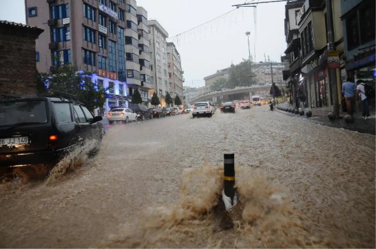 Bursa\'da Sağanak Yağış Su Baskınlarına Neden Oldu