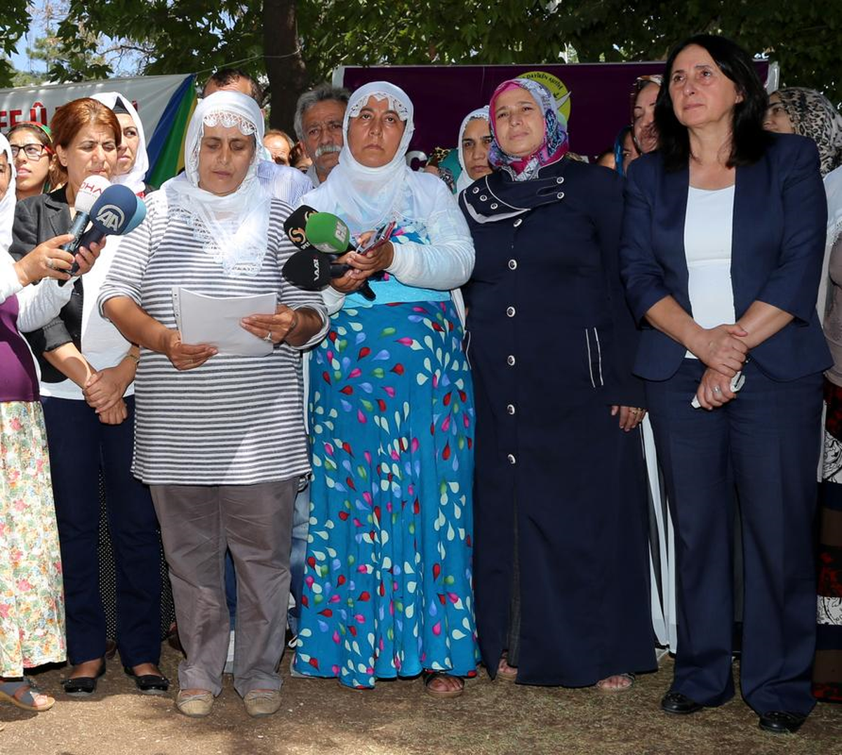 Diyarbakır\'da Bir Grup Kadın Oturma Eylemine Son Verdi