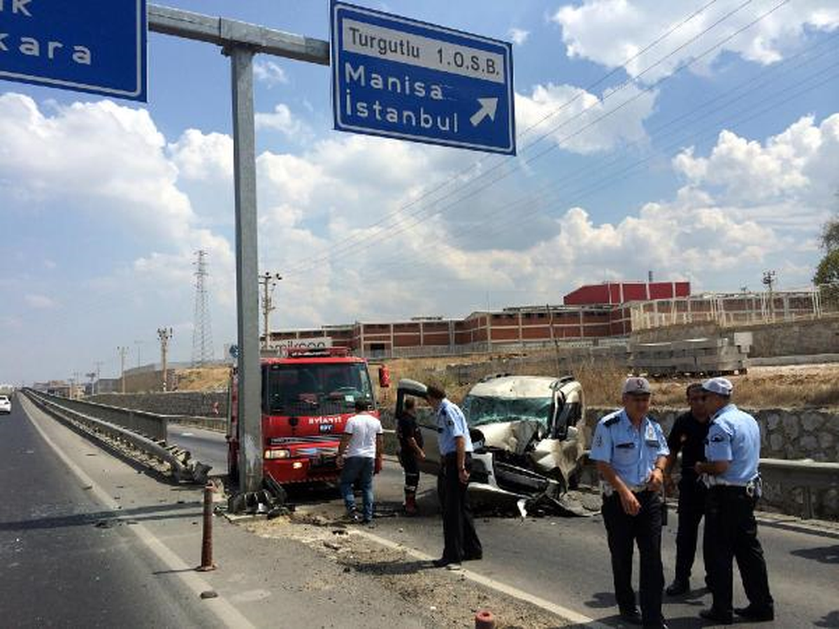 Hafif Ticari Araç Bariyere Çarptı: 2 Ölü