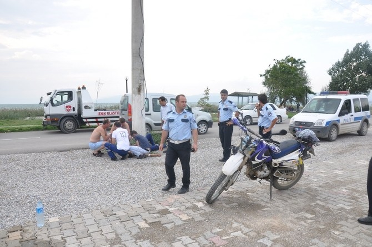 Motosikletiyle Direğe Çarptı: 2 Yaralı