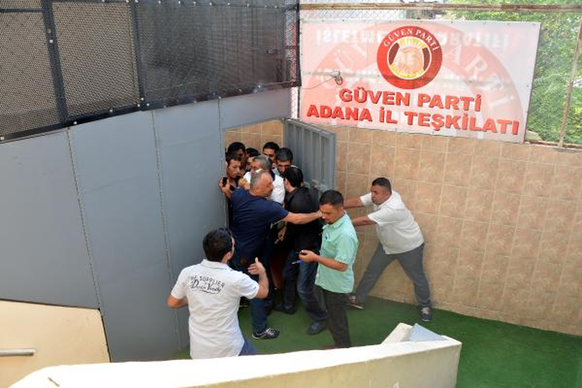 Polis Basınca, \'Yangın Var\' Diye Bağırarak Kaçtılar