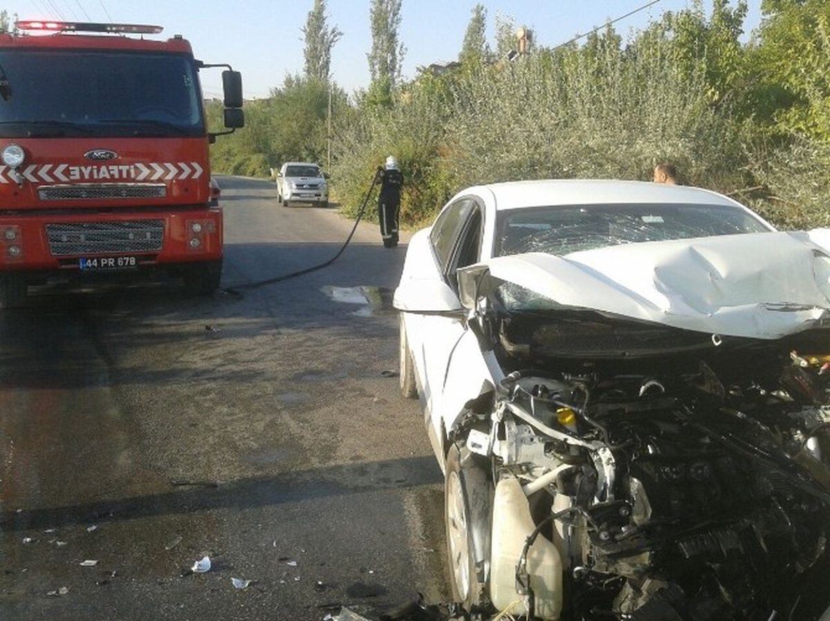 Temizlik Şirketinin Aracı ile Müdürünün Otomobili Çarpıştı