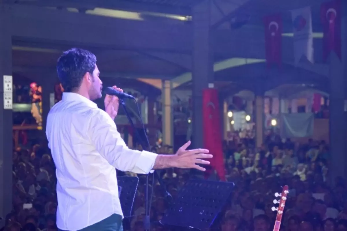 Uğur Işılak Sındırgı\'da Konser Verdi