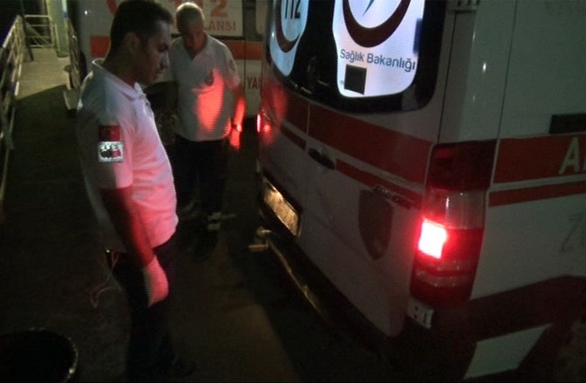 Yayaya Çarpan Ambulansa Arkadan Gelen Otomobil Çarptı: 5 Yaralı