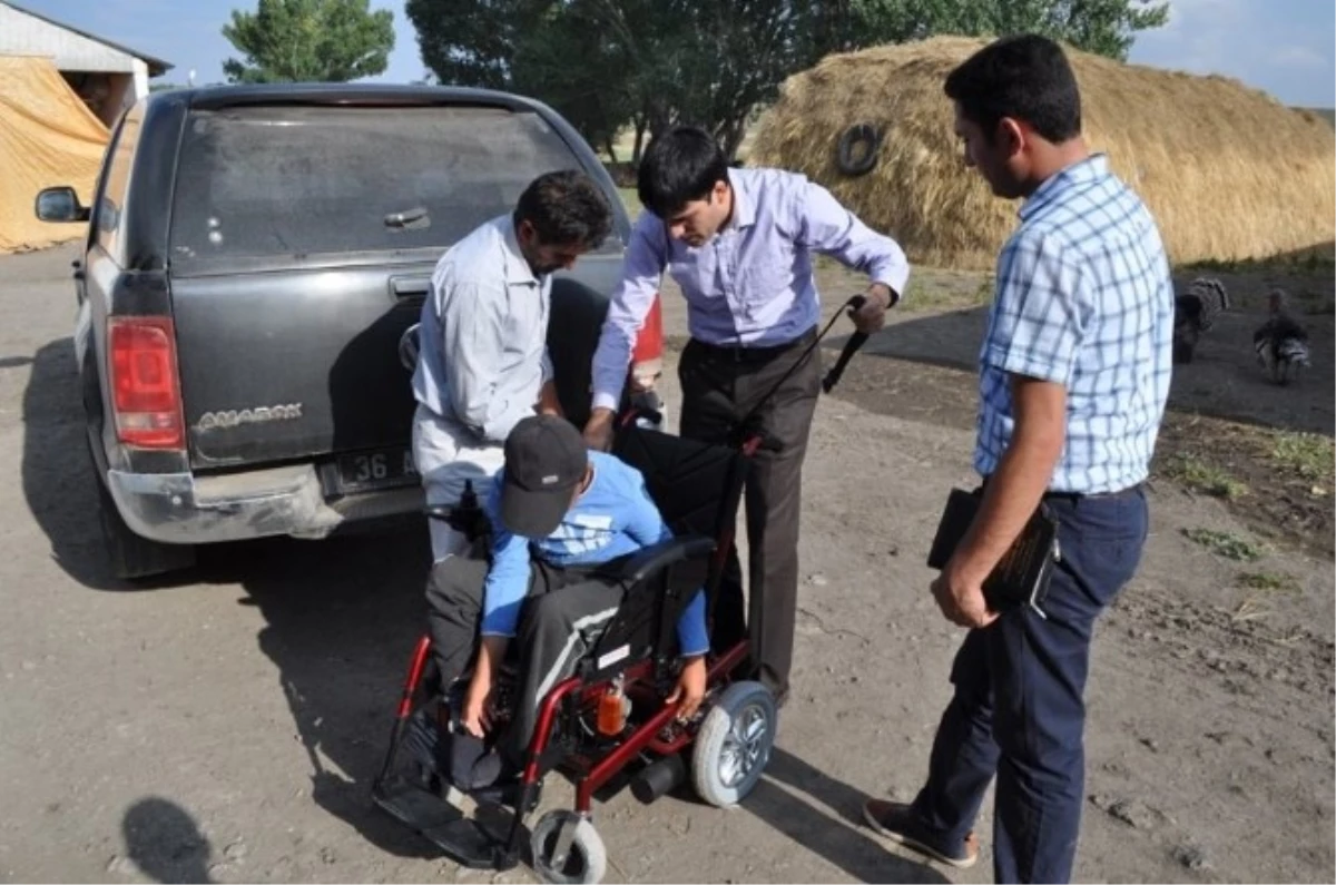Arpaçay\'da Yürüme Engelli Çocuk Tekerlekli Sandalyesine Kavuştu