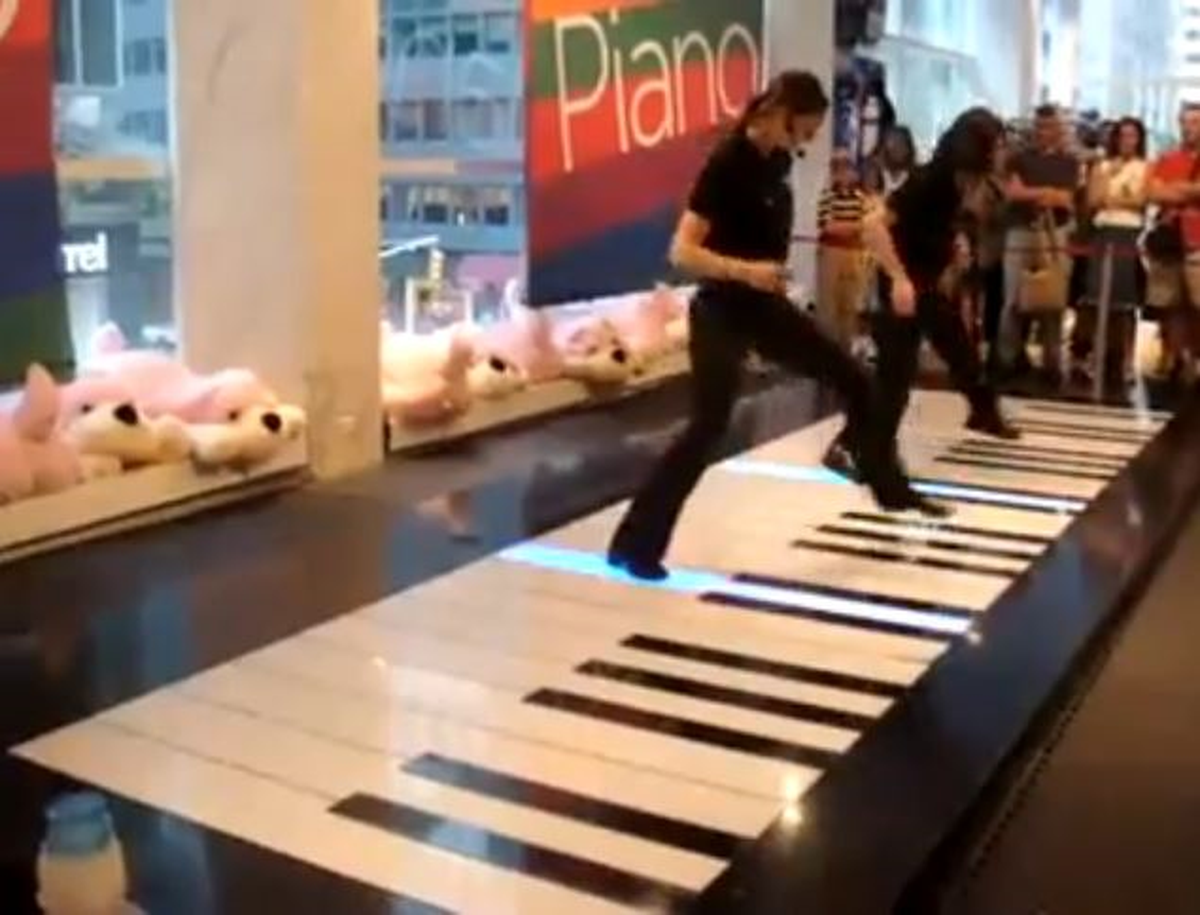 İki Genç Kız, Ayakla Piyano Çaldı