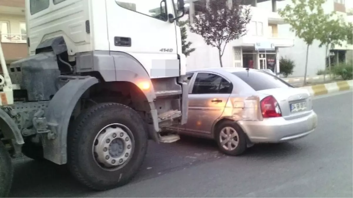 Beton Mikseri Otomobili Metrelerce Sürükledi