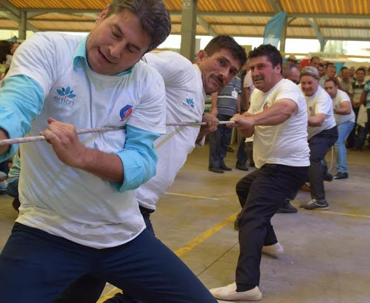 Halat Çekme Yarışmasının Birincisi Kurtuluş Mahallesi