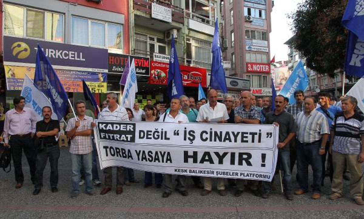 Balıkesir\'de İstanbul\'daki Asansör Faciasına Eylemli Tepki