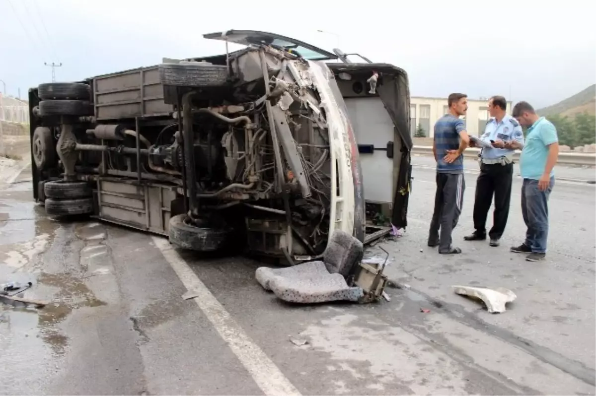 Kayseri\'de Minibüs Devrildi: 5 Yaralı