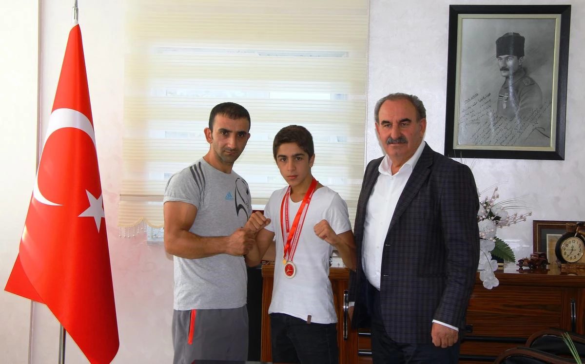 Kick Boks Türkiye Şampiyonu Ödüllendirildi