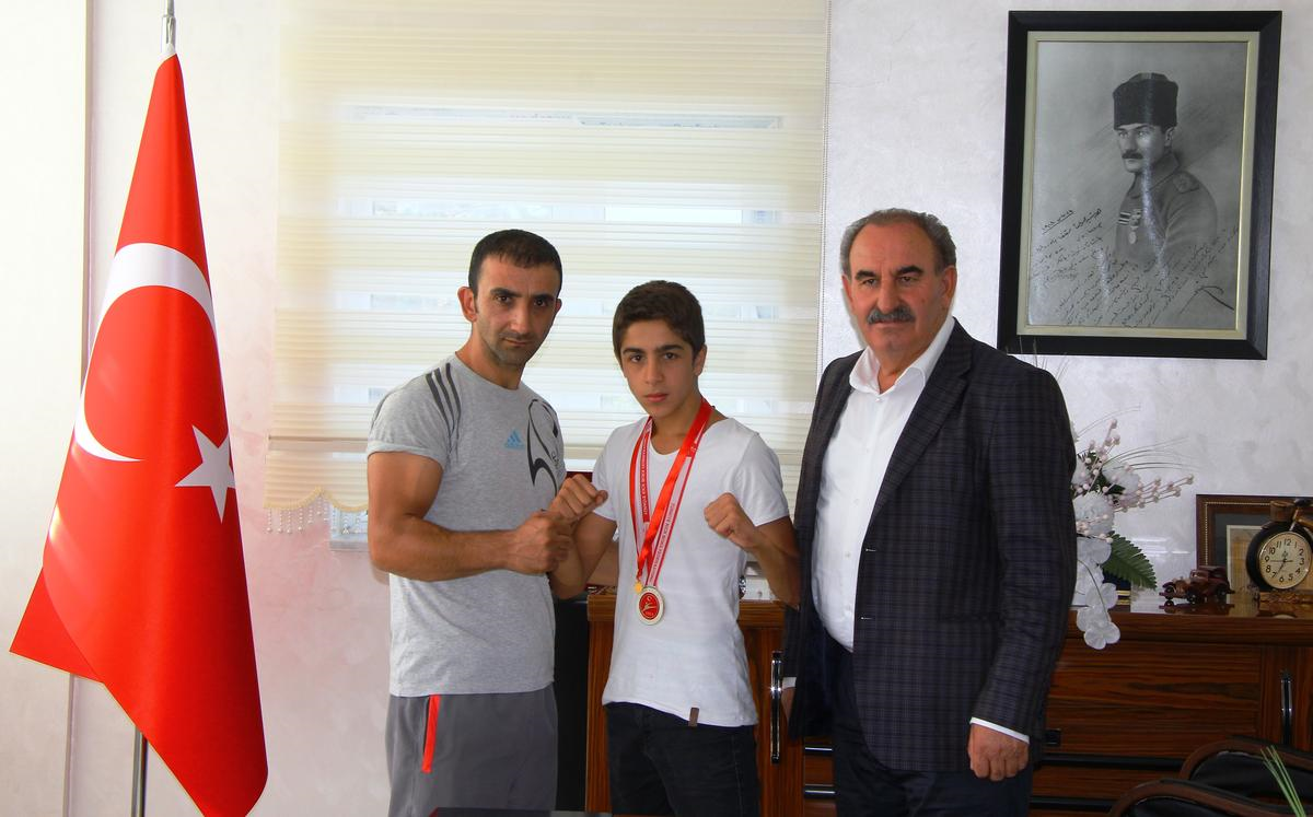 Kick Boks Türkiye Şampiyonu Ödüllendirildi