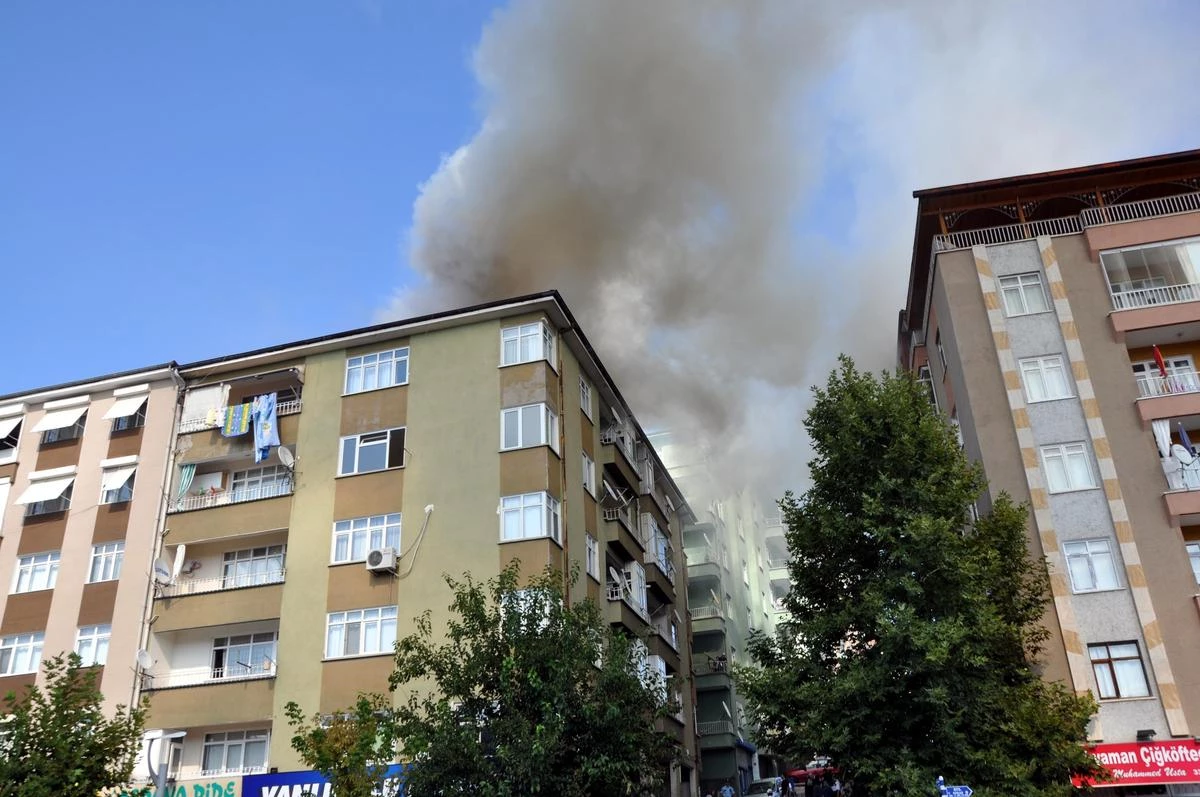 Kırıkkale\'de 5 Katlı Apartmanın Çatısında Yangın