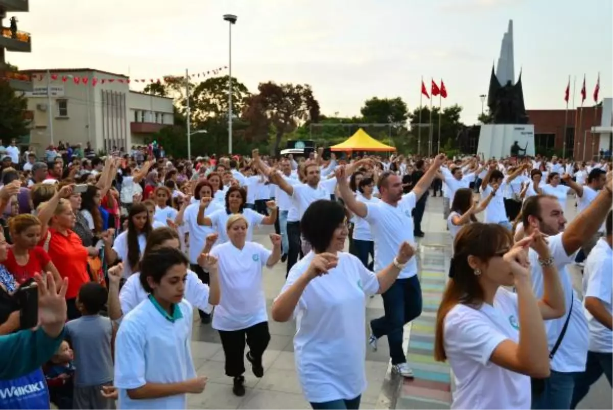 Manisa\'da 1500 Kişi Harmandalı Oynadı