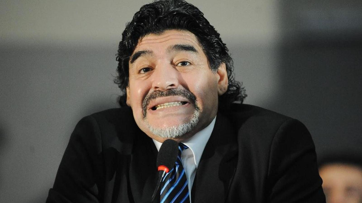 Maradona İçki Şişesiyle Hayranına Saldırdı