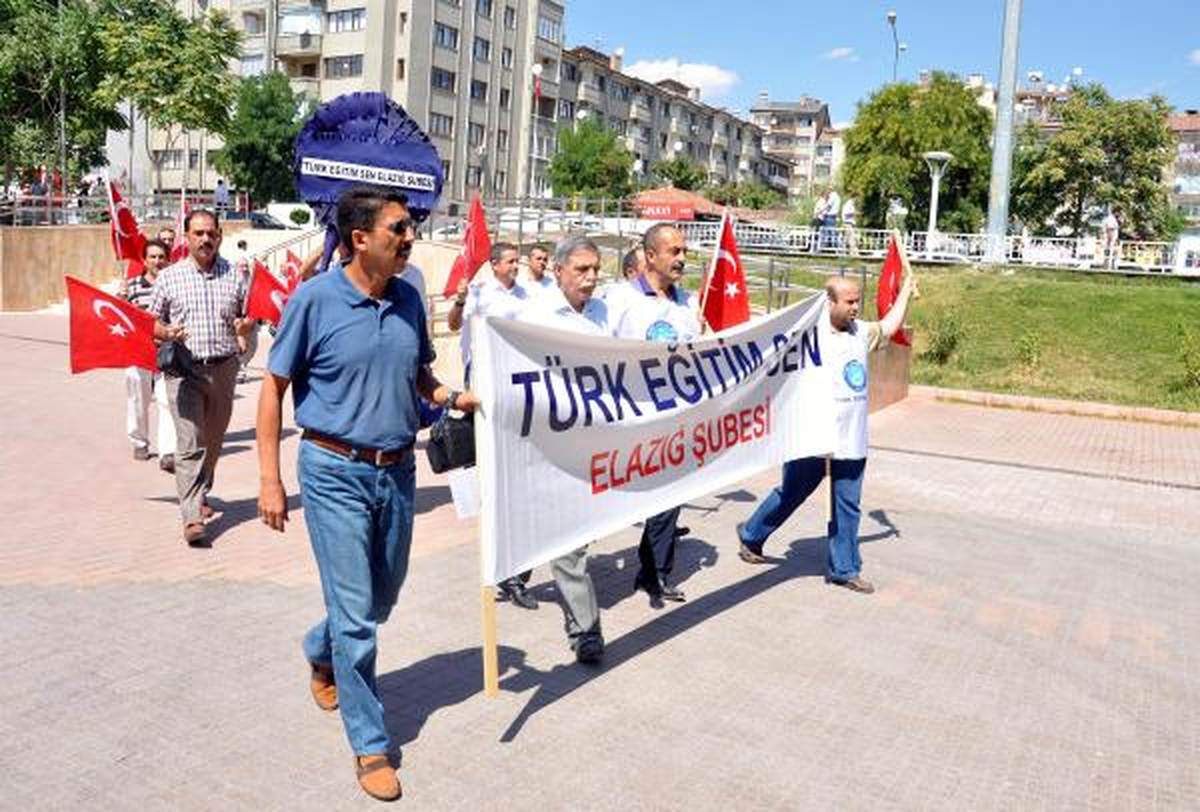 Milli Eğitim Müdürlüğü Kapısına Lacivert Çelenk