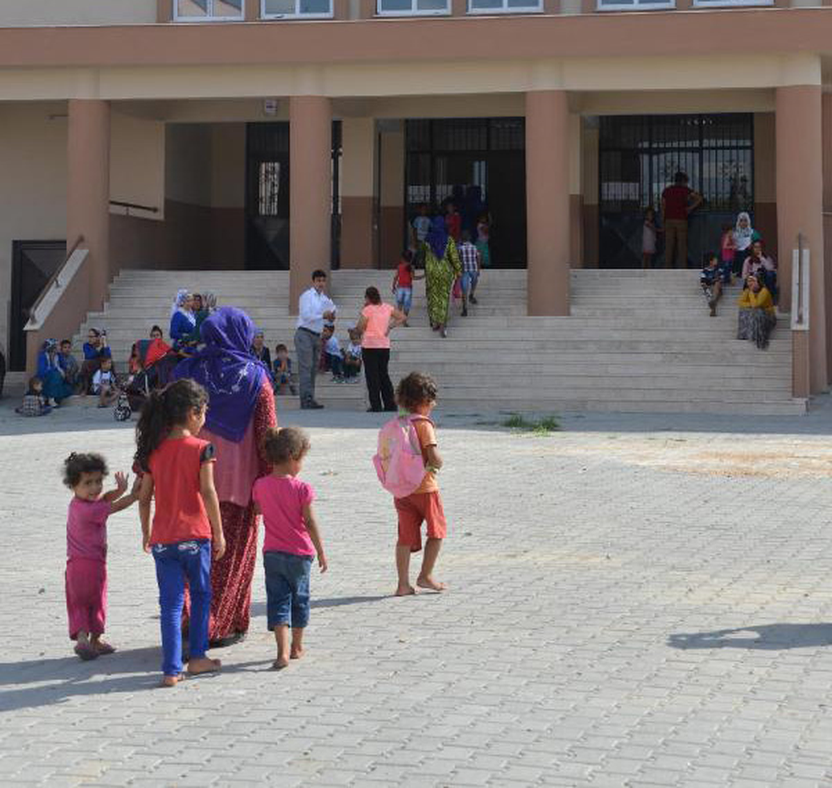Minik Kudret, Okula Yalın Ayak Başladı