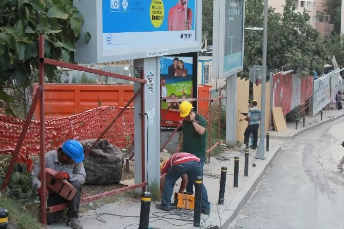 Mecidiyeköy\'deki Rezidans İnşaatının Çevresi Kontplaklarla Perdelendi