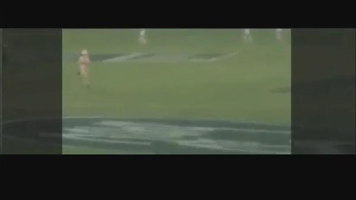 Rugby Maçında Sahaya Giren Çıplak Kadına Sert Müdahale