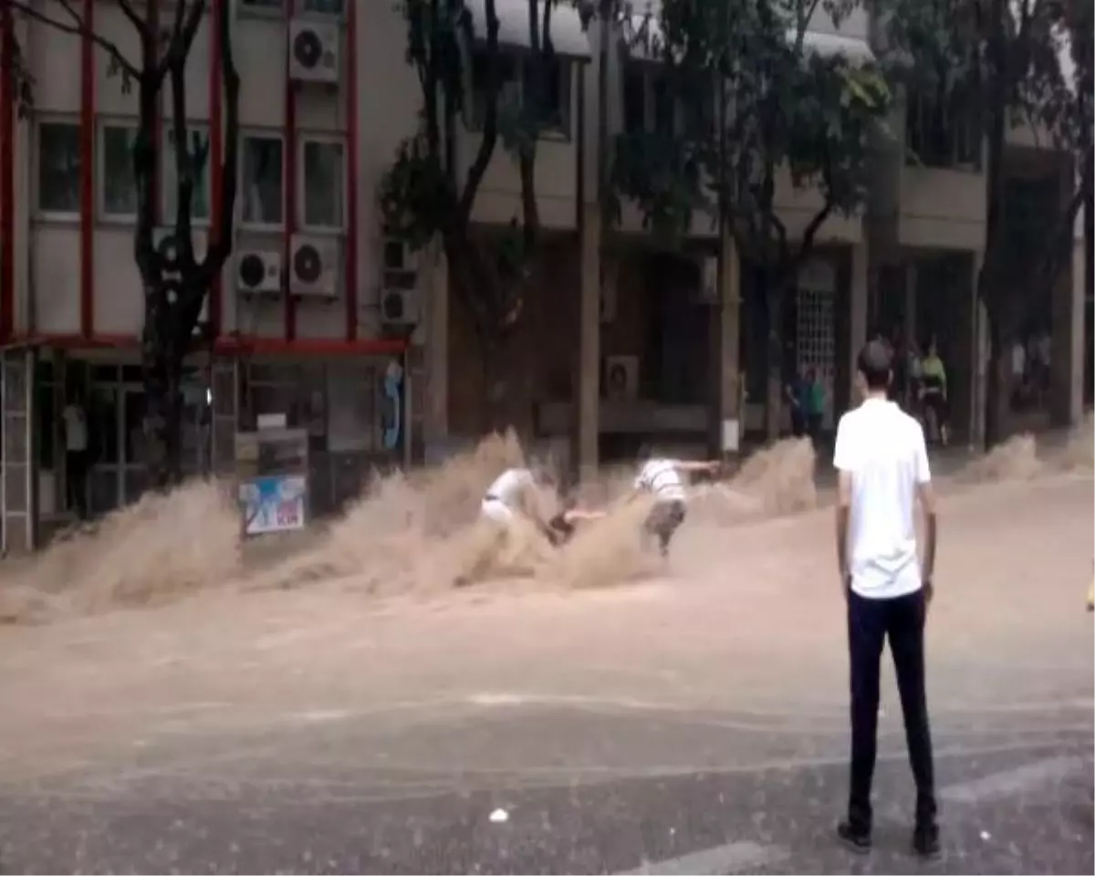 Bursa\'da Sele Kapılan Kadını Kurtarma Anı Anbean Kamerada