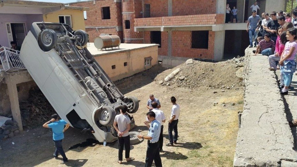 Şırnak\'ta Minibüs Evin Avlusuna Düştü: 2 Yaralı
