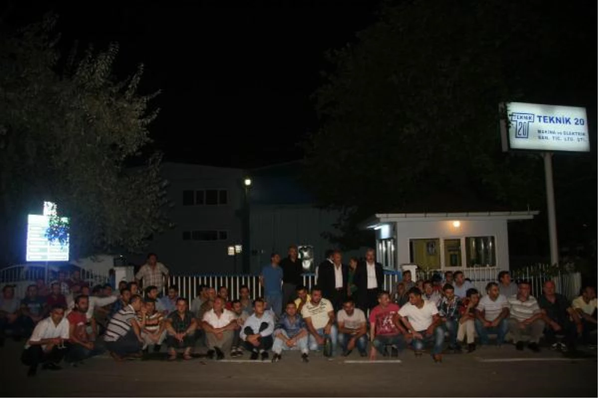 Bursa\'da Tazminatlarını Alamayan İşçiler, Fabrika Önünde Bekliyor