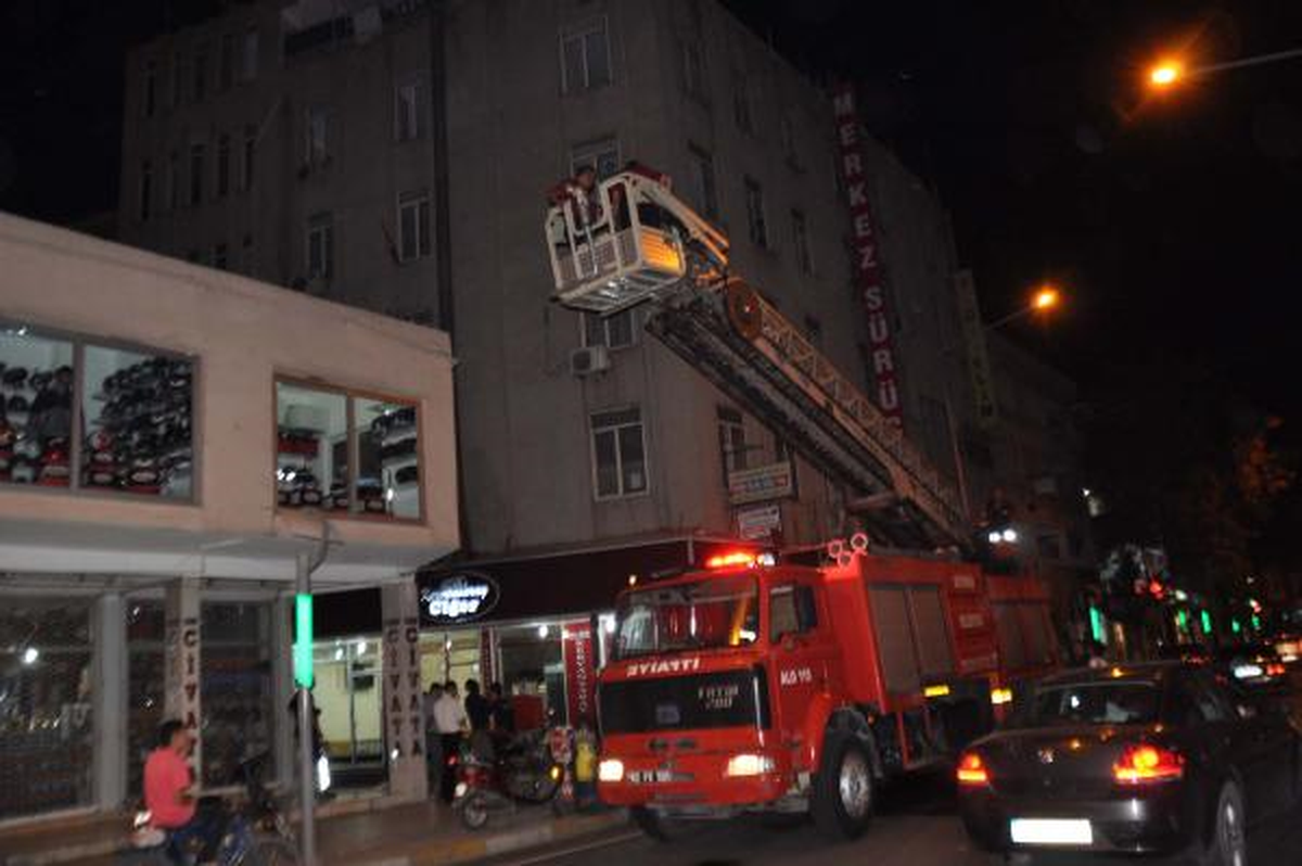7 Katlı Binanın Çatısında Yangın Paniği