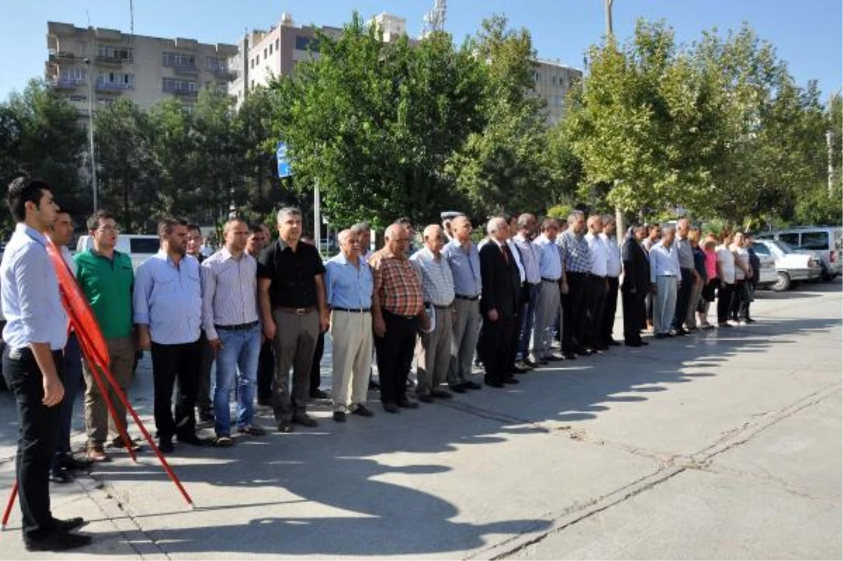 Adıyaman\'da CHP Üyeleri Atatürk Anıtına Çelenk Bıraktı
