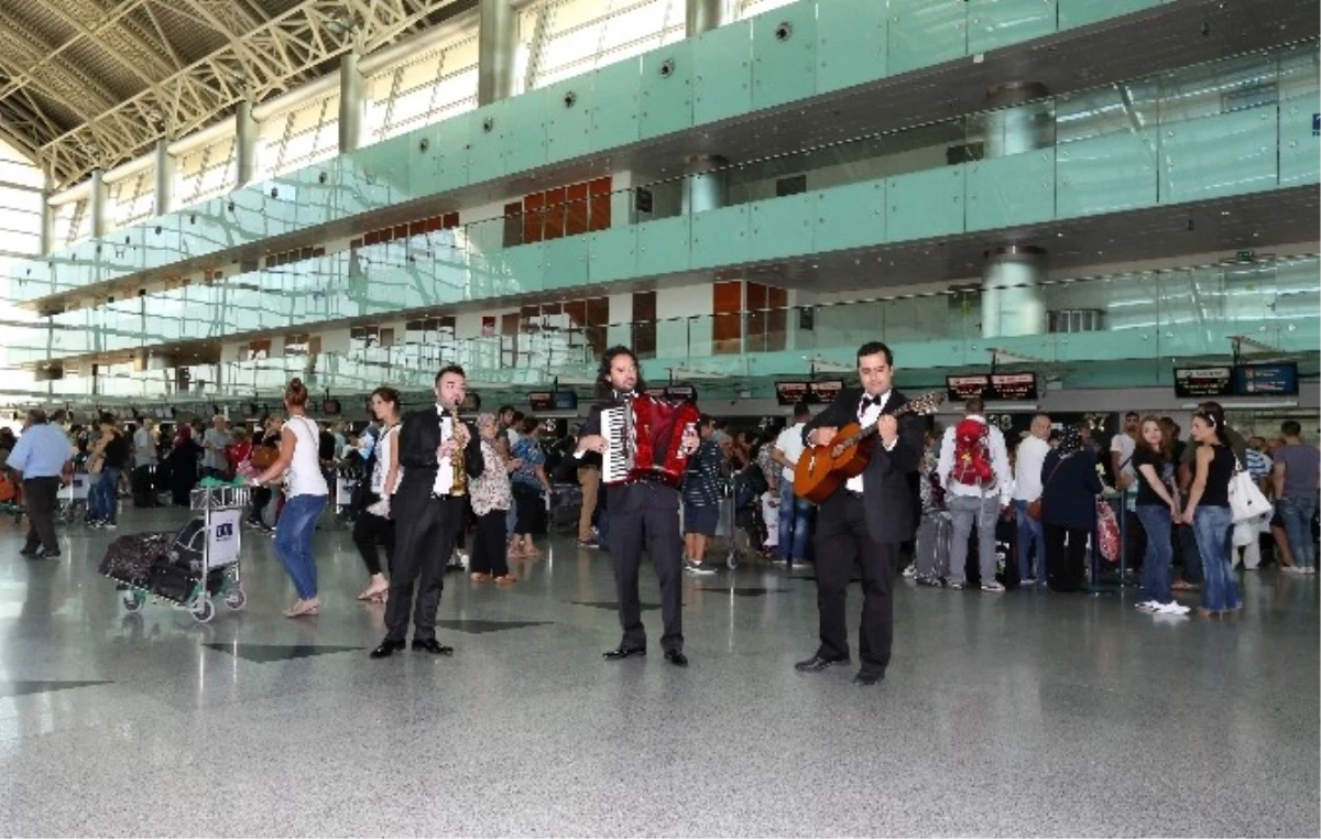 Adnan Menderes Dış Hatlar Terminali\'nin Açılış Yıldönümüne Coşkulu Kutlama