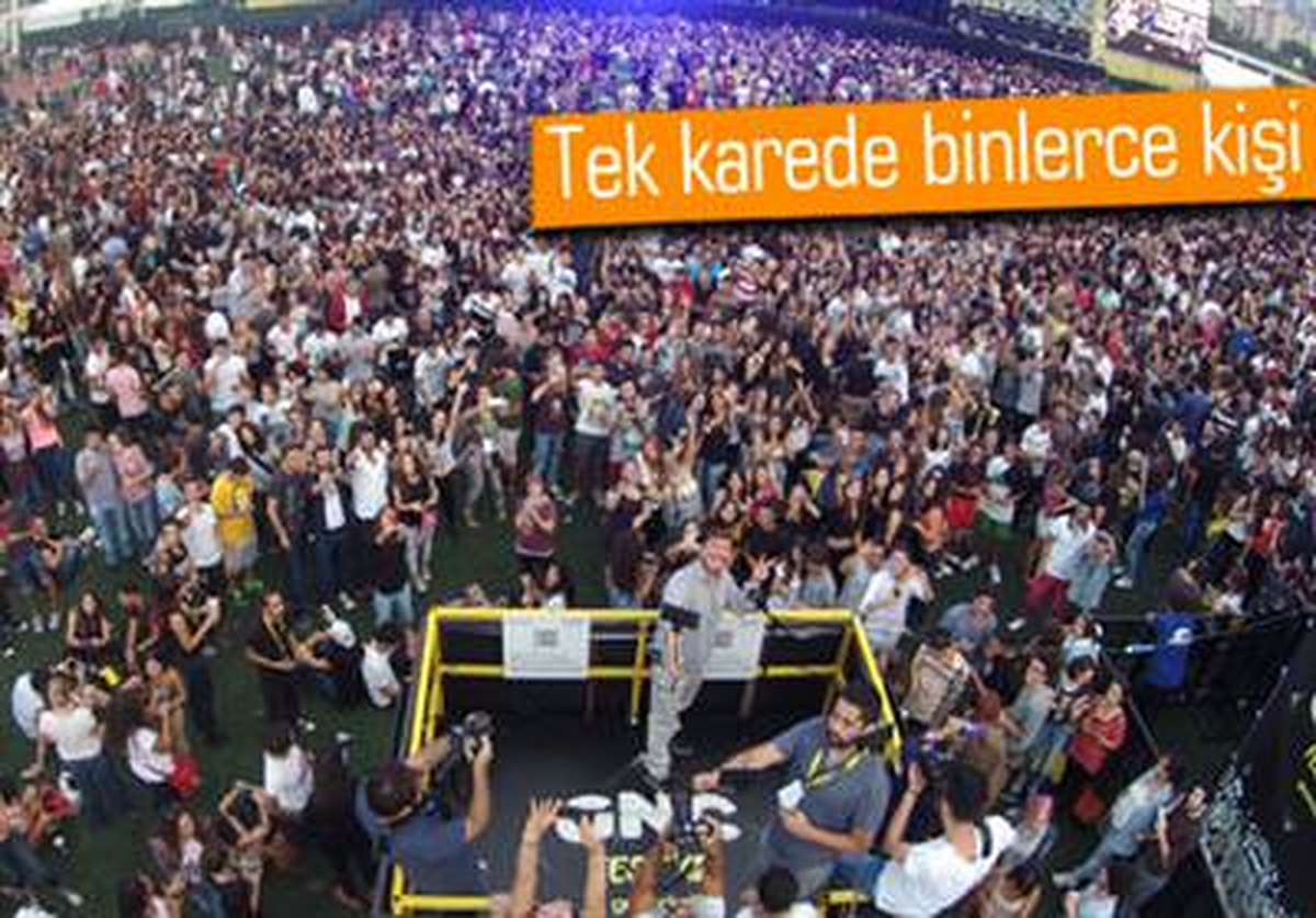 Aynı Anda 10 Binlerce Kişi Selfie Çekti