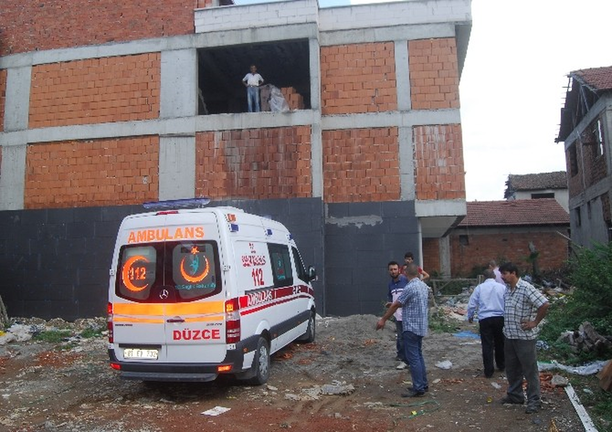 Başı Dönen İşçi, İnşaatın 3. Katından Düştü