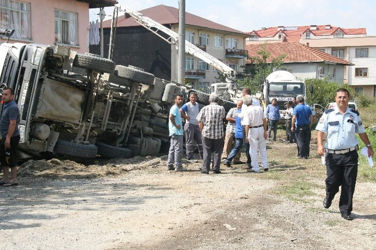 Beton Mikseri Evin Bahçesine Devrildi
