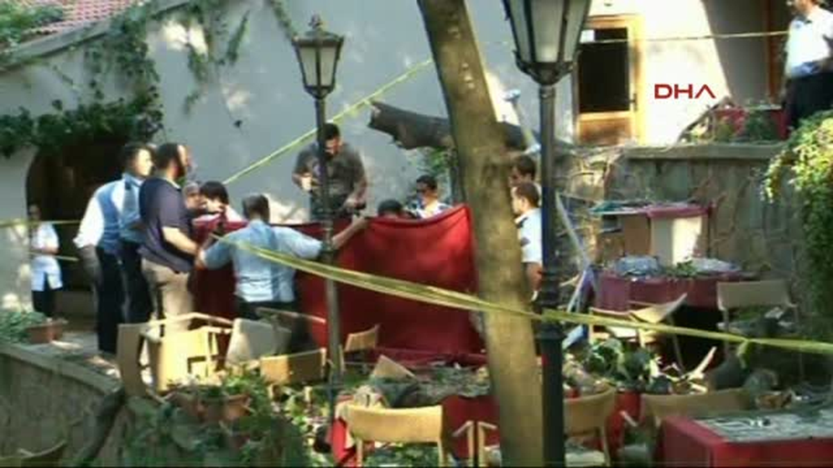 Beykoz\'da Ağaç Devrildi : 2 Kadın Öldü
