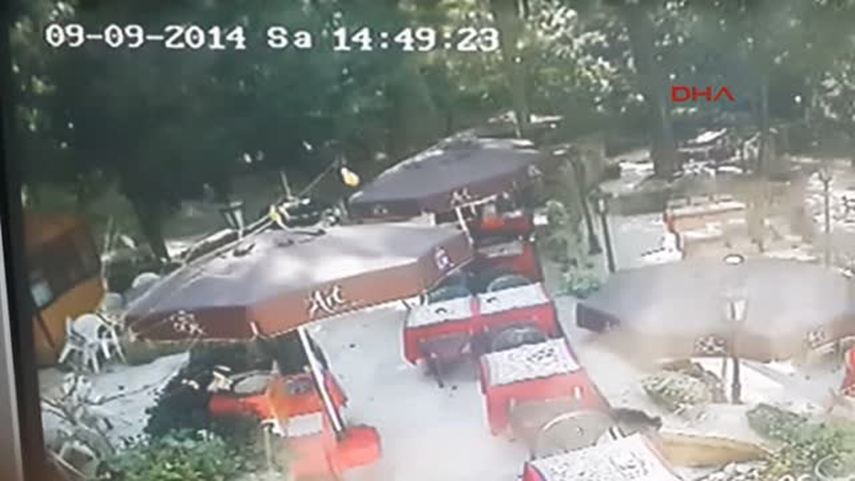 Beykoz\'da Ağacın Devrilme Anı Kamerada...