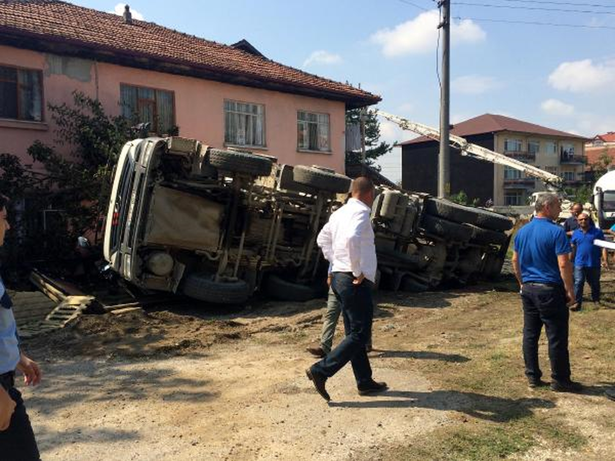 Çukura Giren Beton Mikseri Devrildi: 1 Yaralı
