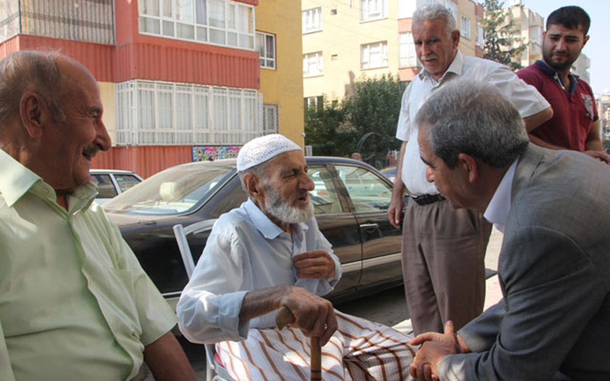 Demirkol, Mahalle Gezilerini Sürdürüyor