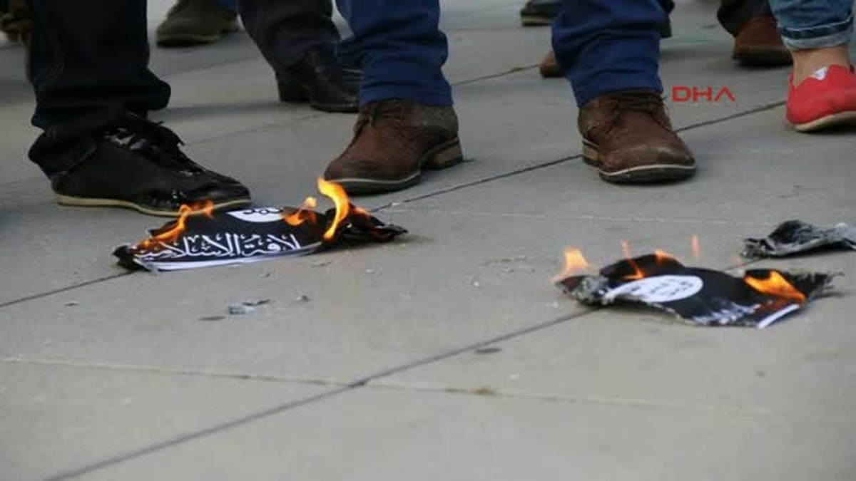 Dha Dış Haber ? Kosova Başbakanlık Binası Önünde Işid Bayrağı Yaktılar