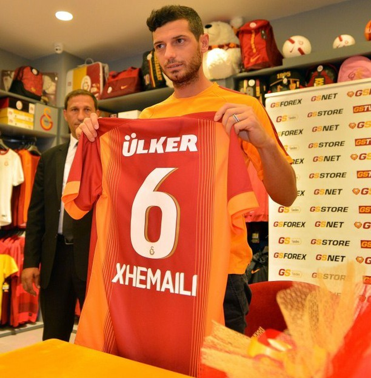 Galatasaray\'ın Yeni Transferi Dzemaılı Taraftarlara İmza Dağıttı
