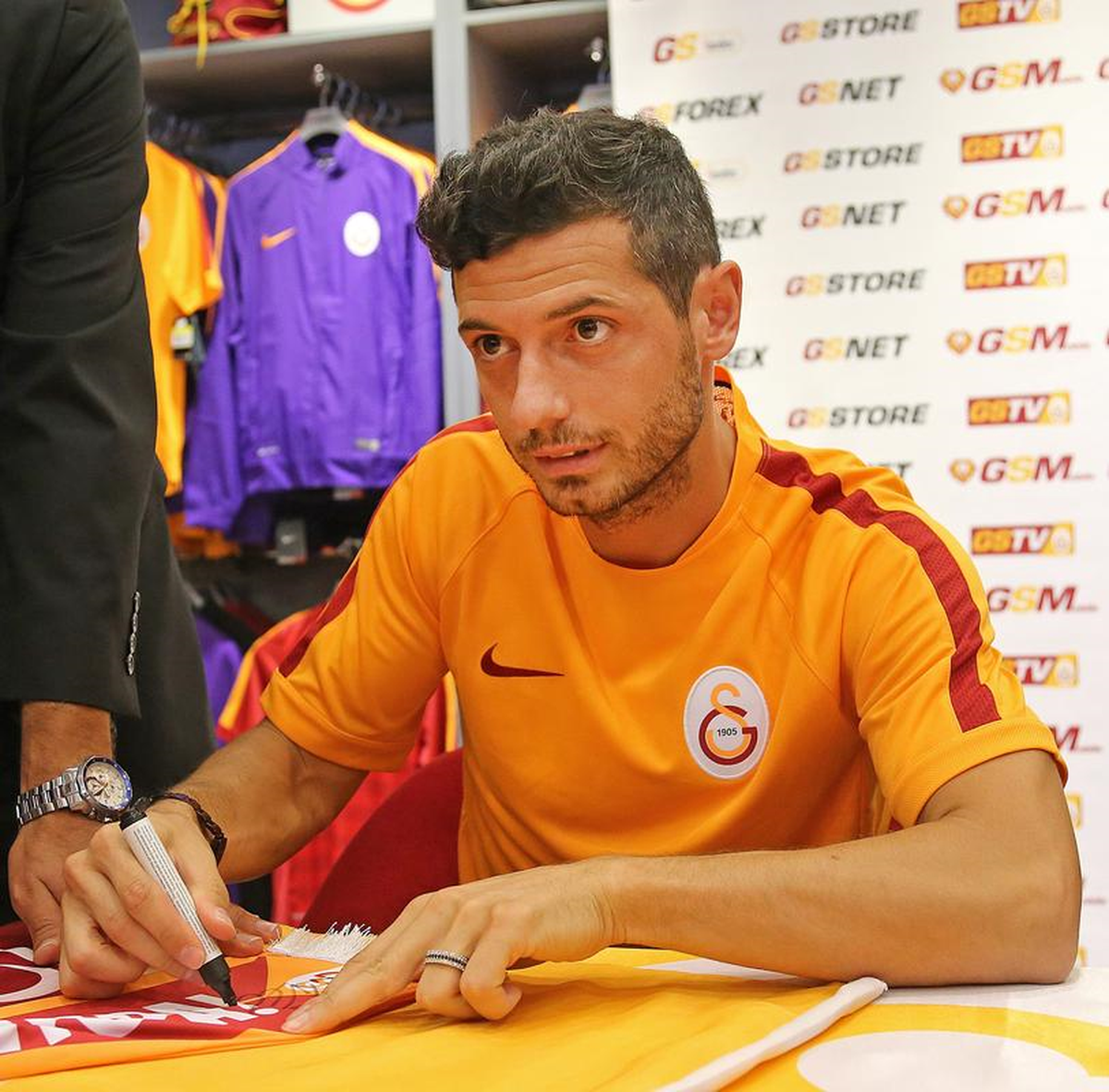 Galatasaraylı Futbolcu Dzemaili, Taraftarlarla Buluştu