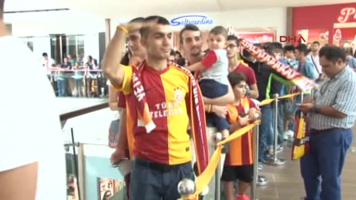 Galatasaraylı Futbolcu Dzemaili, Taraftarlarla Bir Araya Geldi