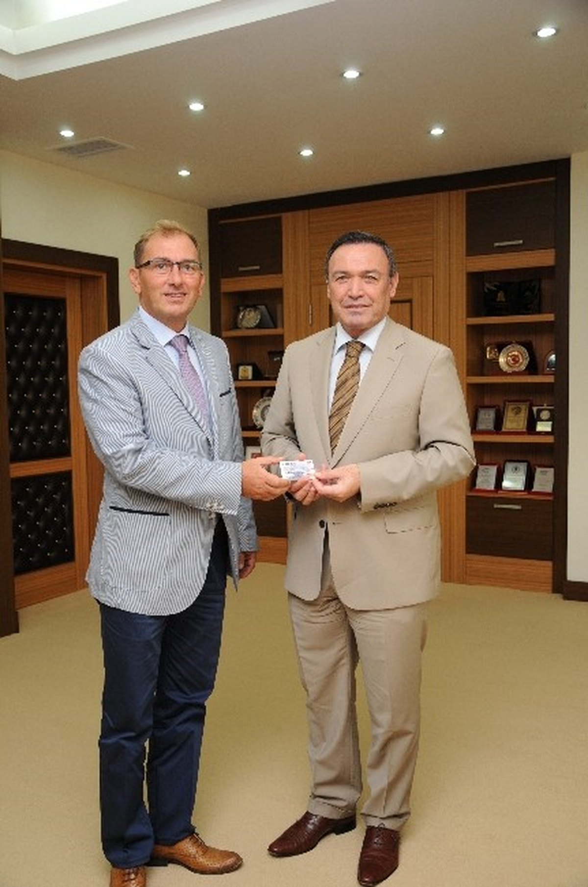 Gençlik Hizmetleri Spor İl Müdürlüğü\'nden, Rektör Kurtcephe\'ye Passolig Kart