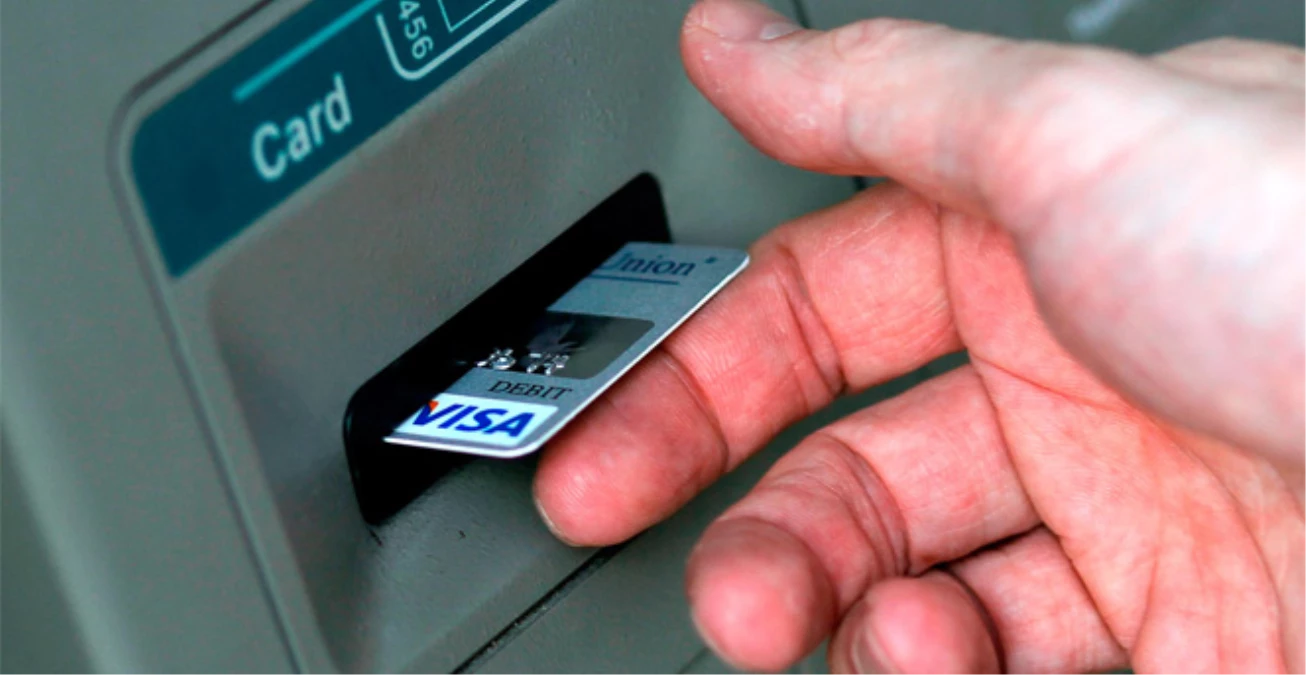 Hırsızlar Yapışkanlı Düzenek İle ATM\'den Para Çekenleri Soyuyor