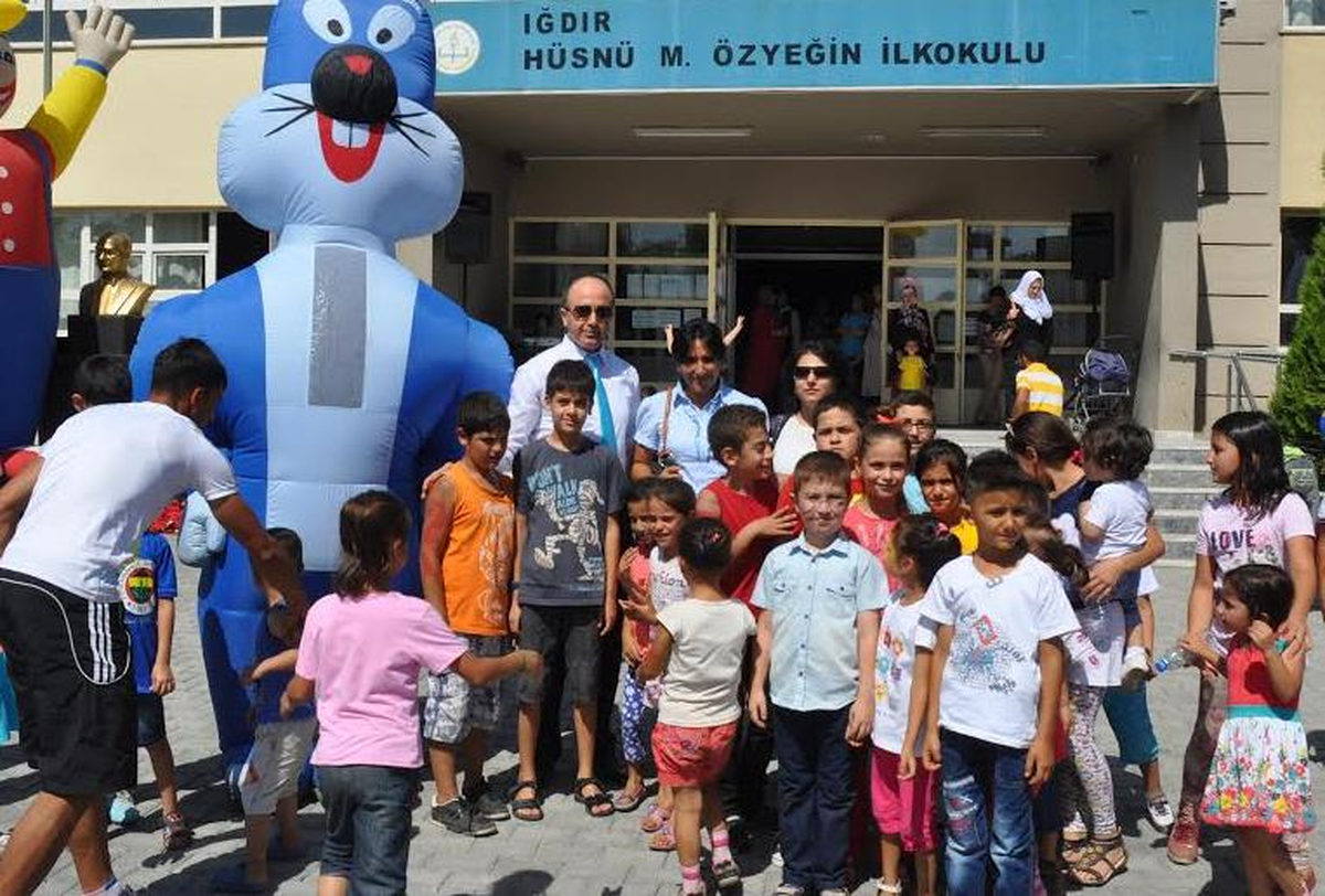 Iğdır\'da Ders Zili Palyaco ve Kaykayla Çaldı