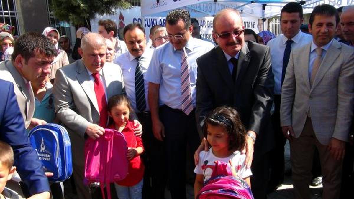 Kahramanmaraş\'ta 3 Bin 300 Öğrenciye Çanta ve Kırtasiye Malzemesi