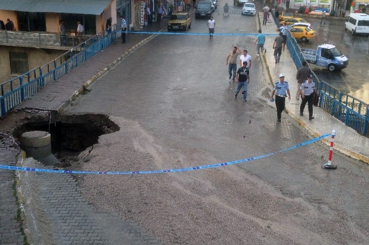 Kelkit\'te Aşırı Yağış Yolu Çökertti